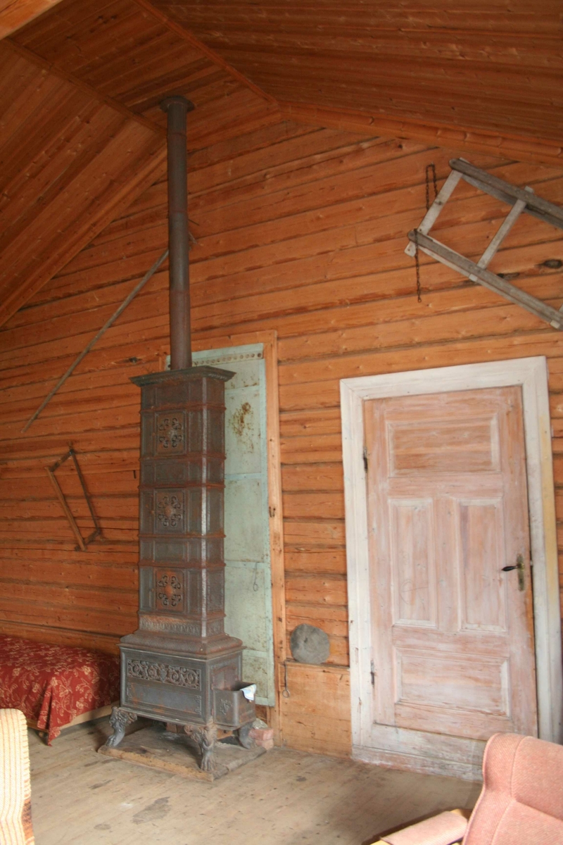 Dansesal, snekkerstue (I følge info er huset brukt som snekkerstue, mulig opprinnelig dansesal. Ovn