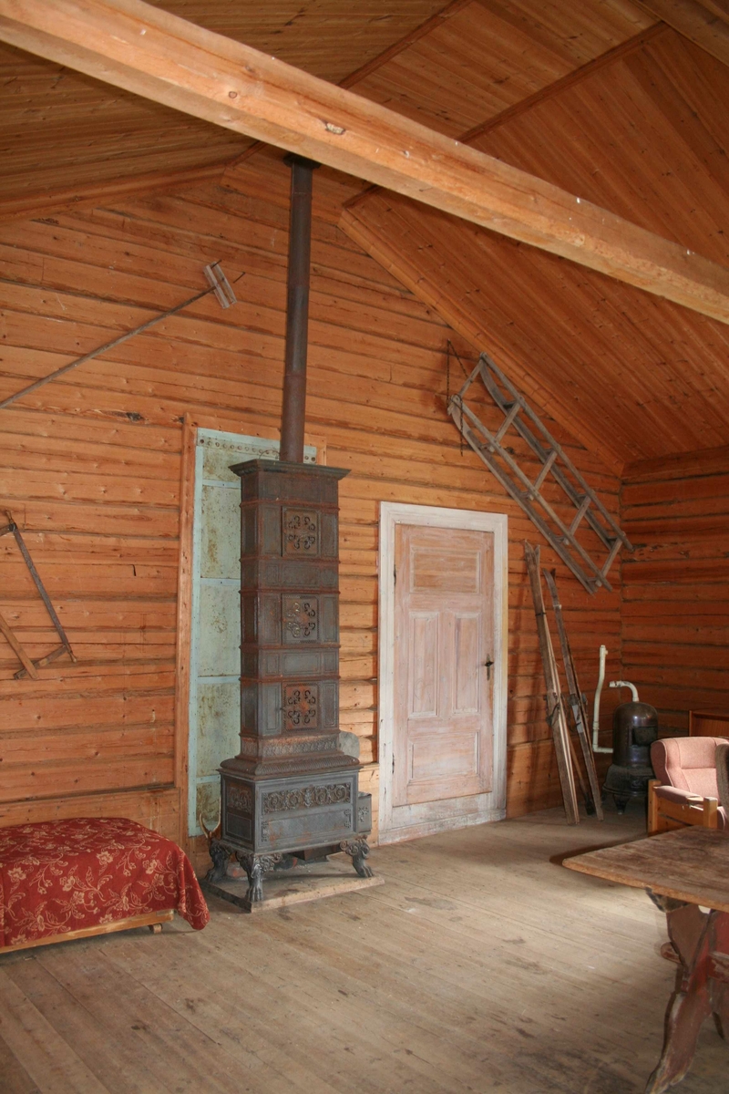 Dansesal, snekkerstue (I følge info er huset brukt som snekkerstue, mulig opprinnelig dansesal. Ovn