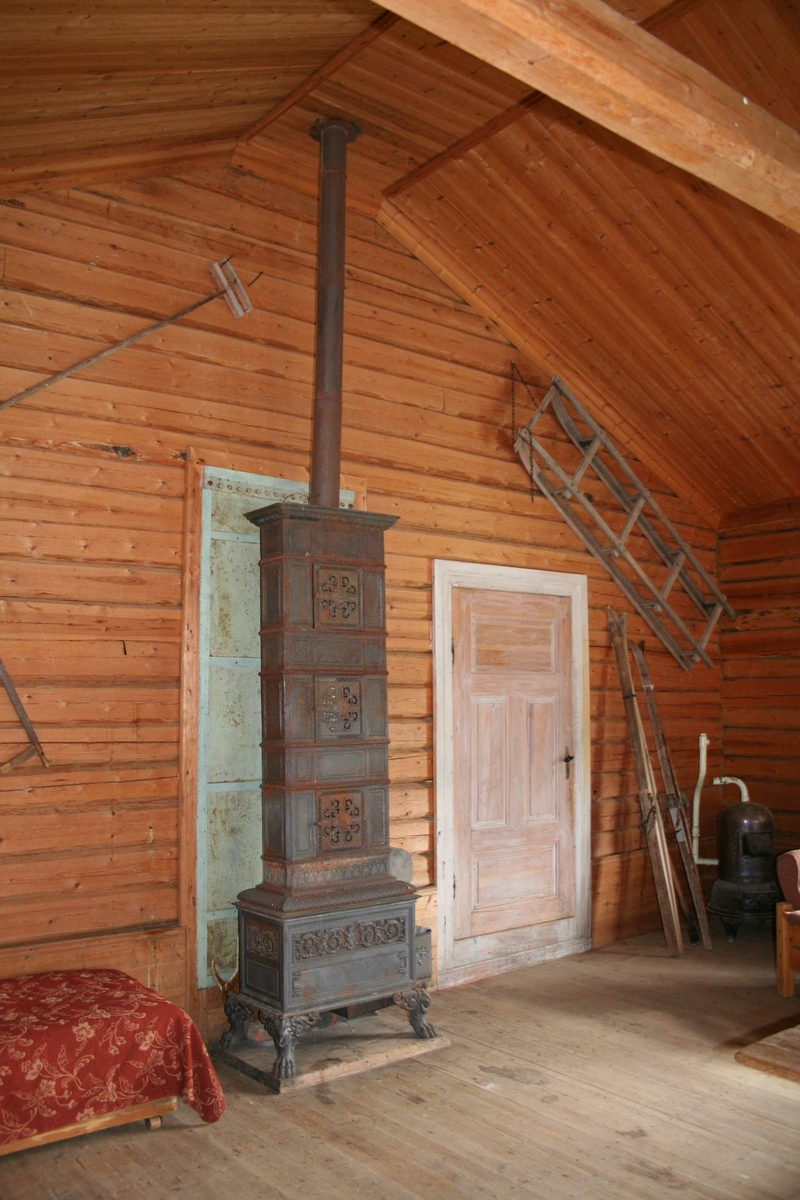 Dansesal, snekkerstue (I følge info er huset brukt som snekkerstue, mulig opprinnelig dansesal. Ovn