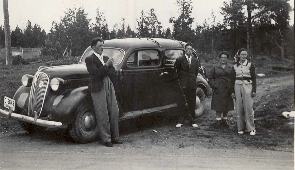 Drosja hass Alf Dahlen. Plymouth 1938-modell. D 5643. 
På sundagstur. Fra ve. : Bjarne Mjøen (som ahdde lånt drosja) f. 1911, Jon Bruvoll f. 1911, Aslaug Mjøen, Ragnhild Mjøen