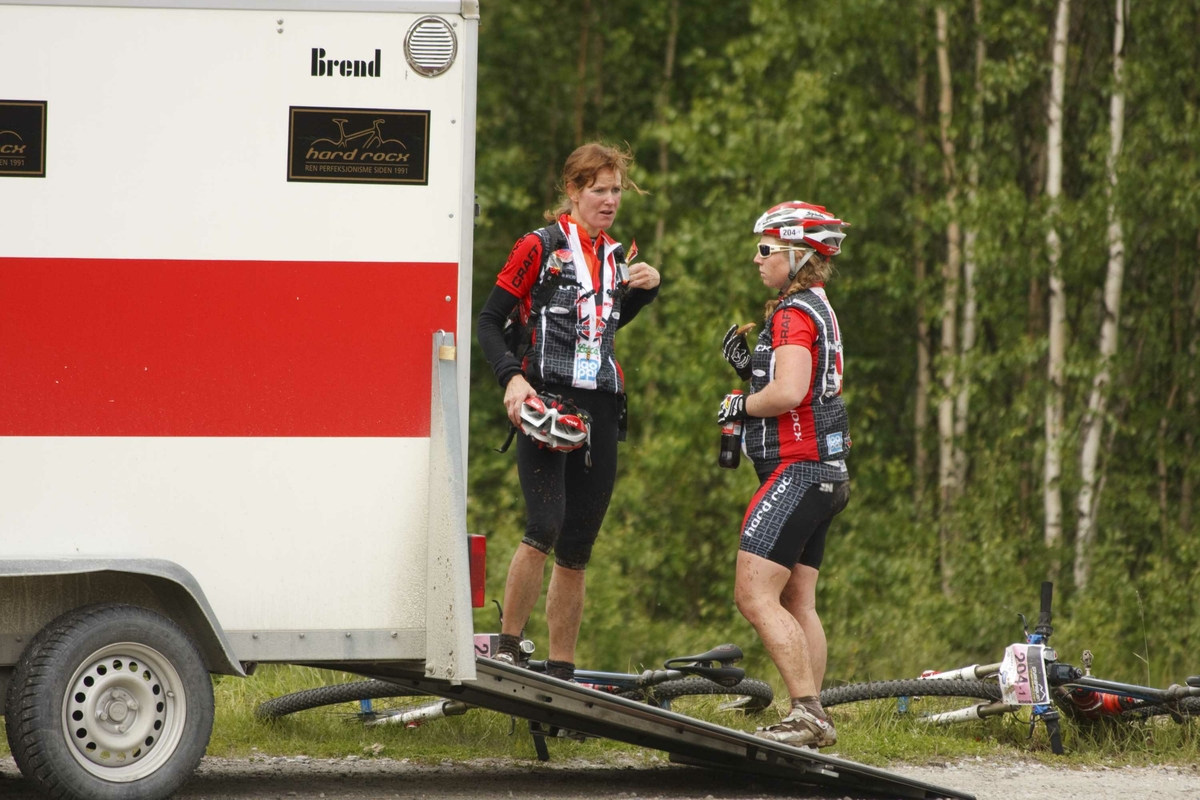 Craft MTB 6-dagers terrengritt på sykkel, Trondheim-Oslo. Slitne syklister ved servicebil