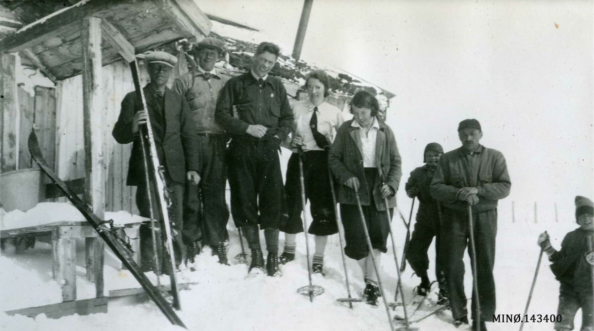 Gruppebilde, personer på skitur