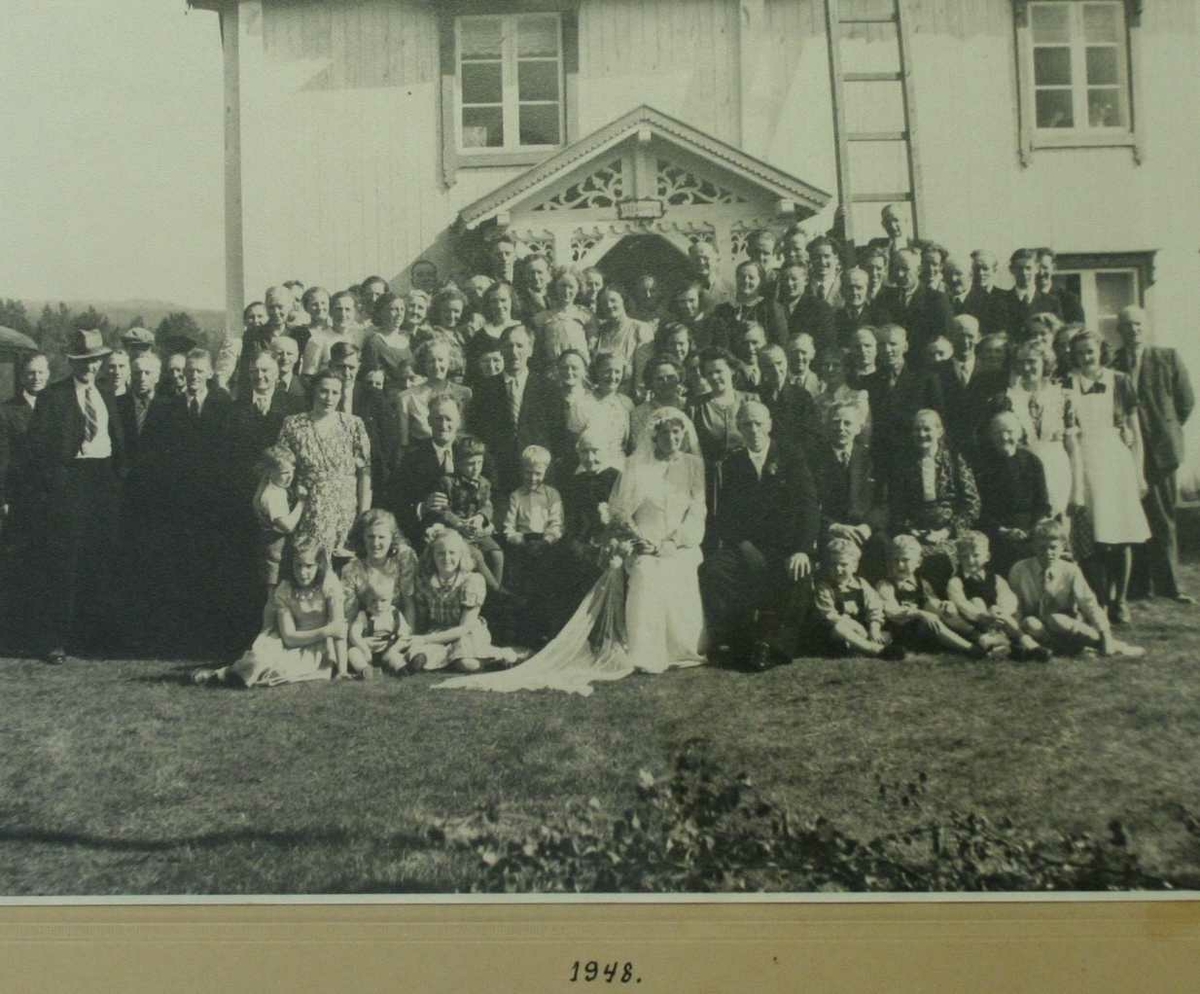 Bryllupsbilde
På baksida. Brylupet i Enget Den 10/2 1948. Til familien Ryen Narjordet