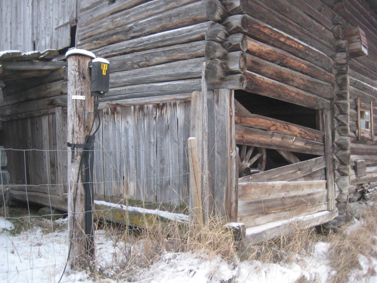 Uthus, skjelter, laft, Strømsøyen Alvdal