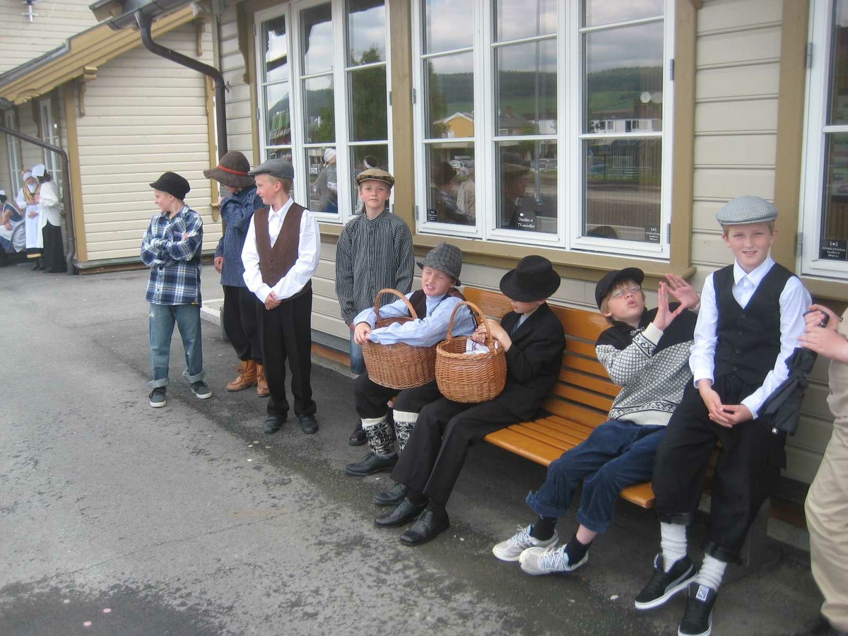 "Gamle Tynset", Bygdefolket venter på toget
