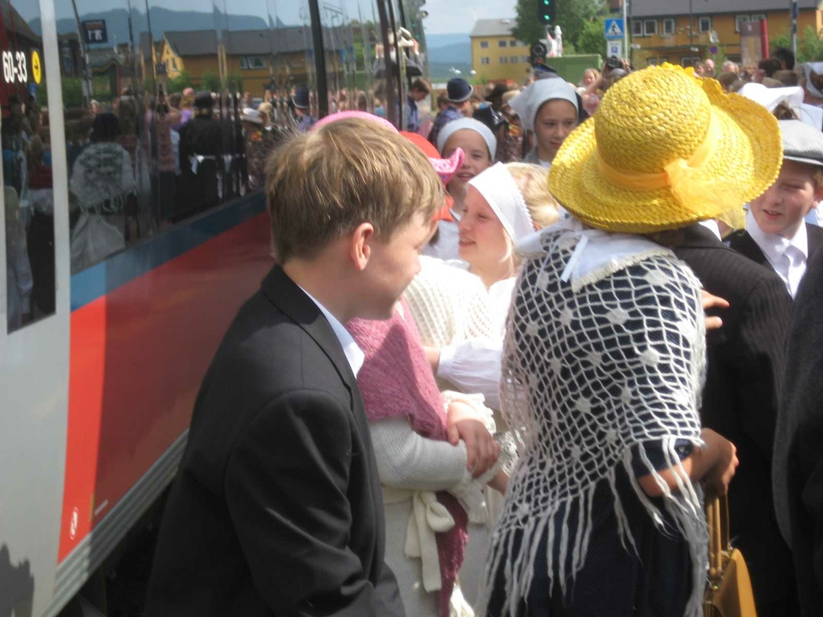 "Gamle Tynset", Toget kommer med reisende