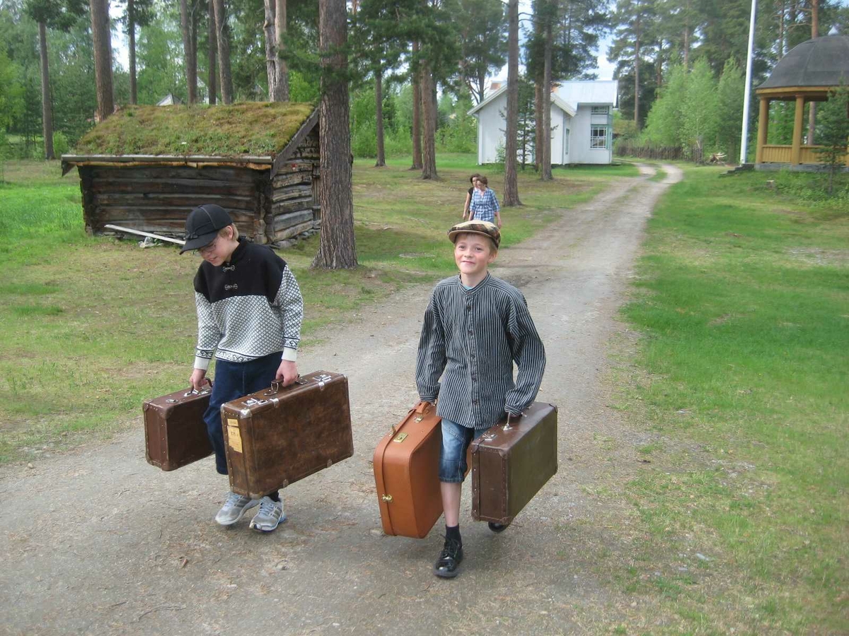 "Gamle Tynset", Toget kommer med reisende