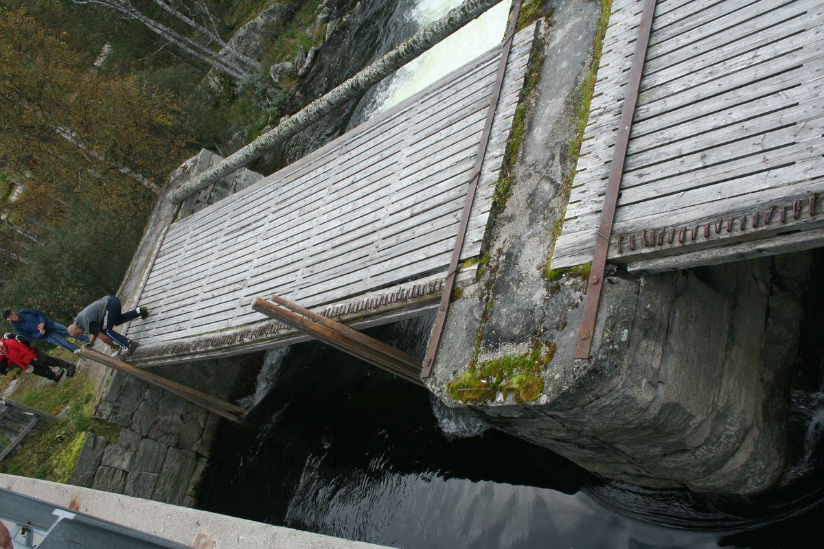 Dammen settes,  Vannbruksmuseet, Atnbrua