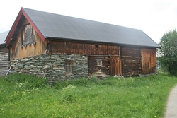 Steinfjøs med låve, Fremigarda Mosengen