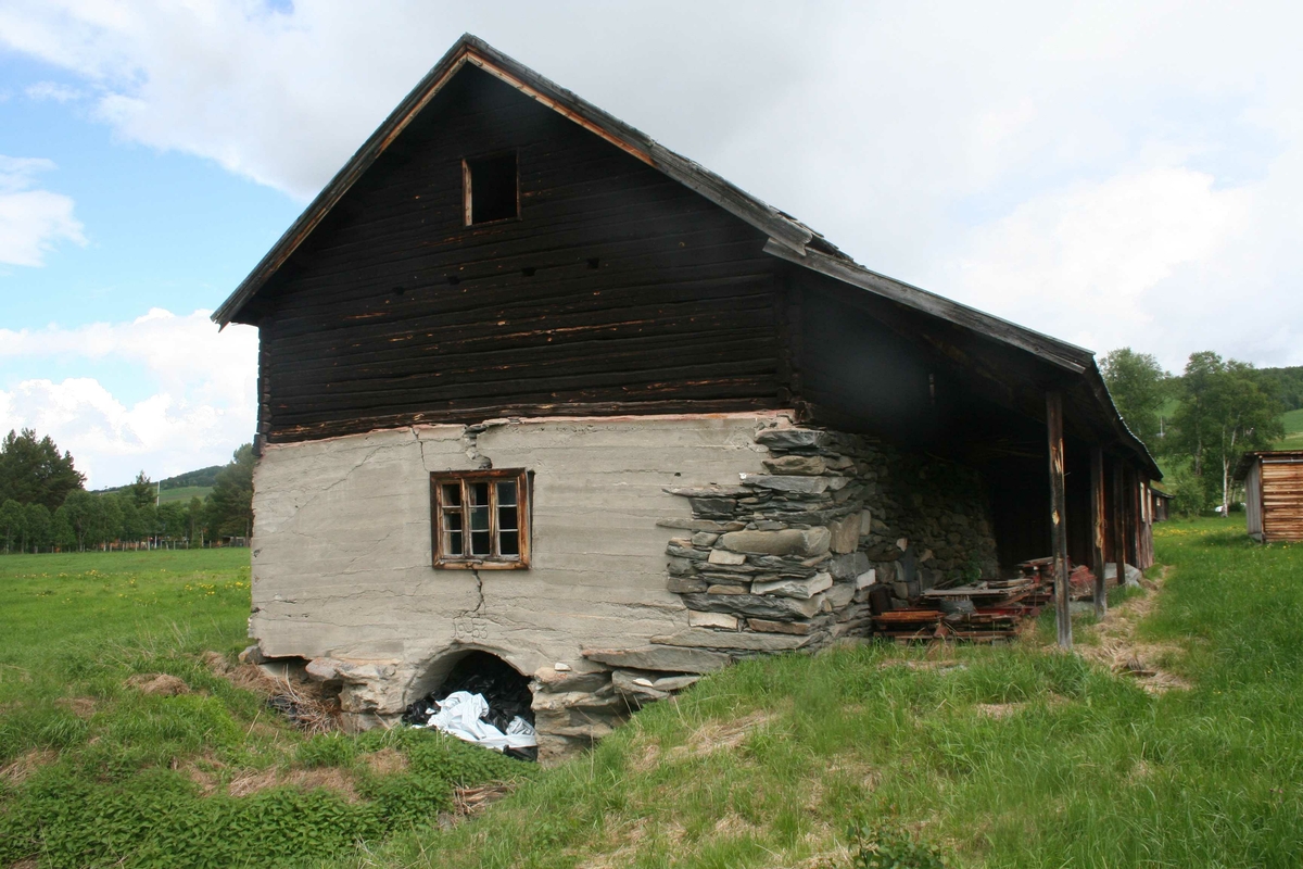 Steinfjøs med låve, Bakken Dalsbygda