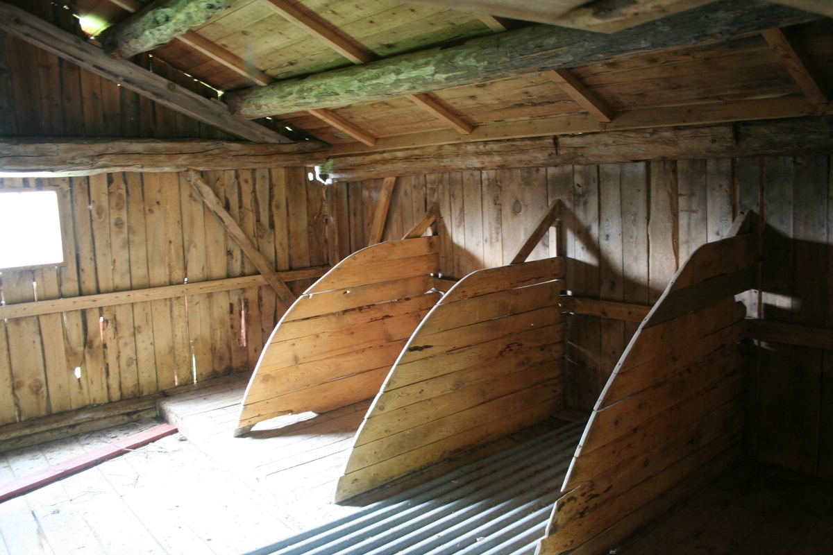 sommerfjøs, innr grunnmur Nyhus Dalsbygda