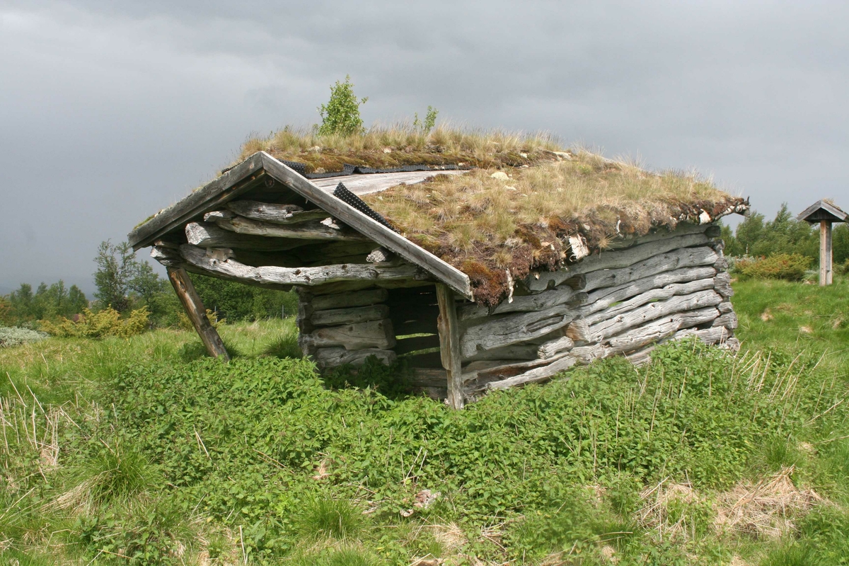 Løe, initaler, årstall, Håkon 7, Gruvåsen, Dalsbygda