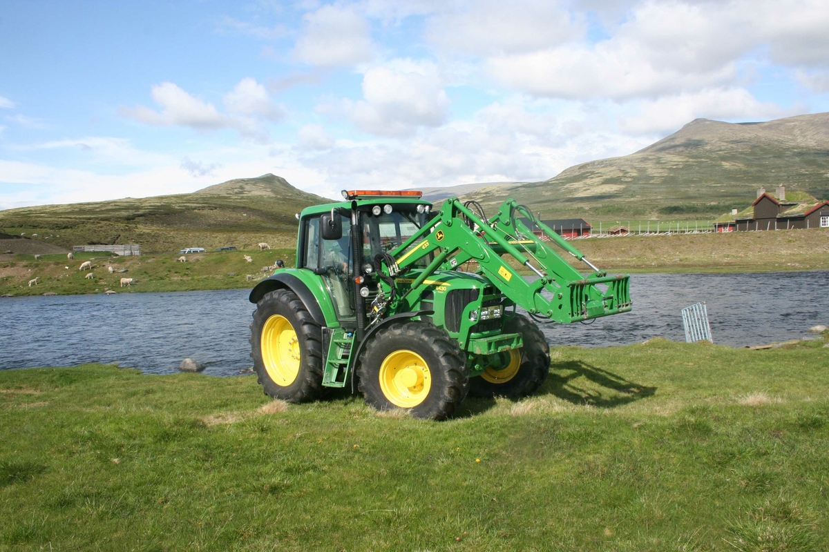 Med traktor over Einunna, Meløya