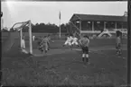 Fotboll. Unga män spelar match, bollen är nära mål  på Tranebergs IP.