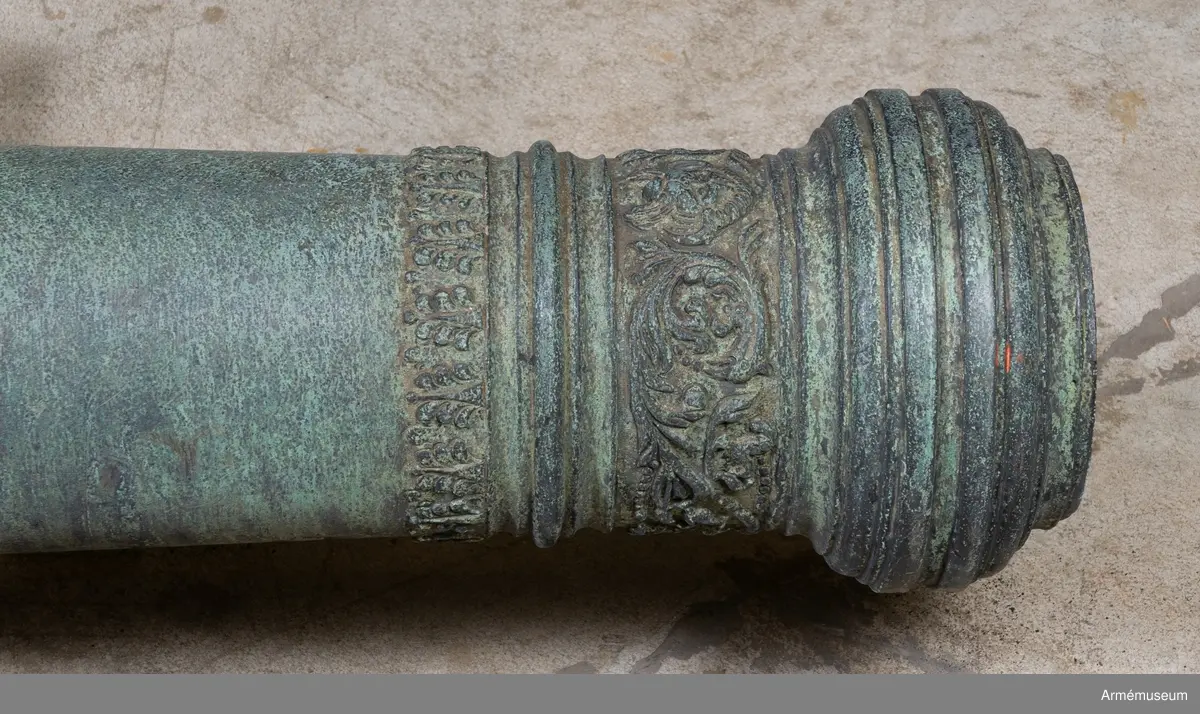 Grupp A I.
Med Kristian IV:s namnchiffer och därunder gjutåret 1645; å kammarbandet inskriften: FRANCISCUS. ROEN. ME. FECIT. GLYCKSTADT. (Frans Roen gjorde mig i Glückstadt) Loppets relativa längd: 21 kal. Eldrörets vikt: 690 kg. Kaliber: 9,8 cm. Vänster tapp märkt "3".