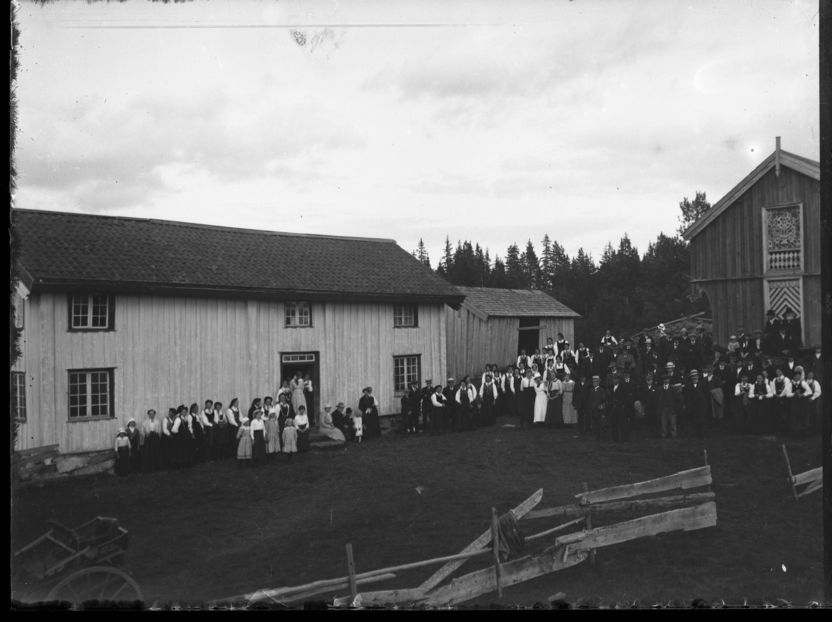 Fotosamling etter Bendik Ketilson Taraldlien (1863-1951) Fyresdal. Gårdbruker, fotograf og skogbruksmann. Fotosamlingen etter fotograf Taraldlien dokumenterer områdene Fyresdal og omegn. 
Gruppeportrett fra stemne på Lindehall.