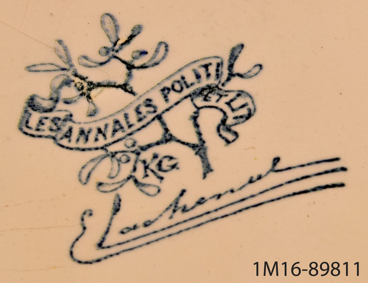 Servisdelar i jugendstil, av fajans porslin, vit-blå bottenfärg med grön mistel som dekor. Tillverkare: Luneville.