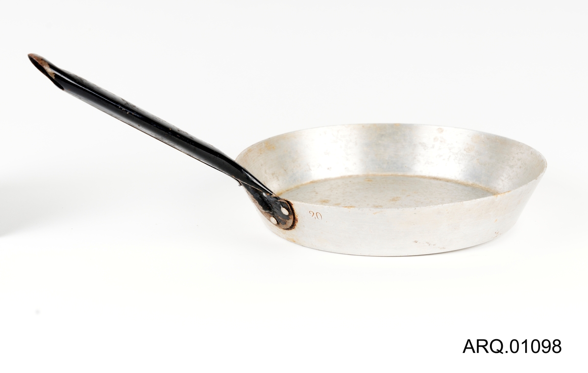 Sølvfarget Stekepanne med svartlakkert håndtak. Litt ekstra høy kant som passer til et feltkjøkken. Håndtaket er festet med metallnagler