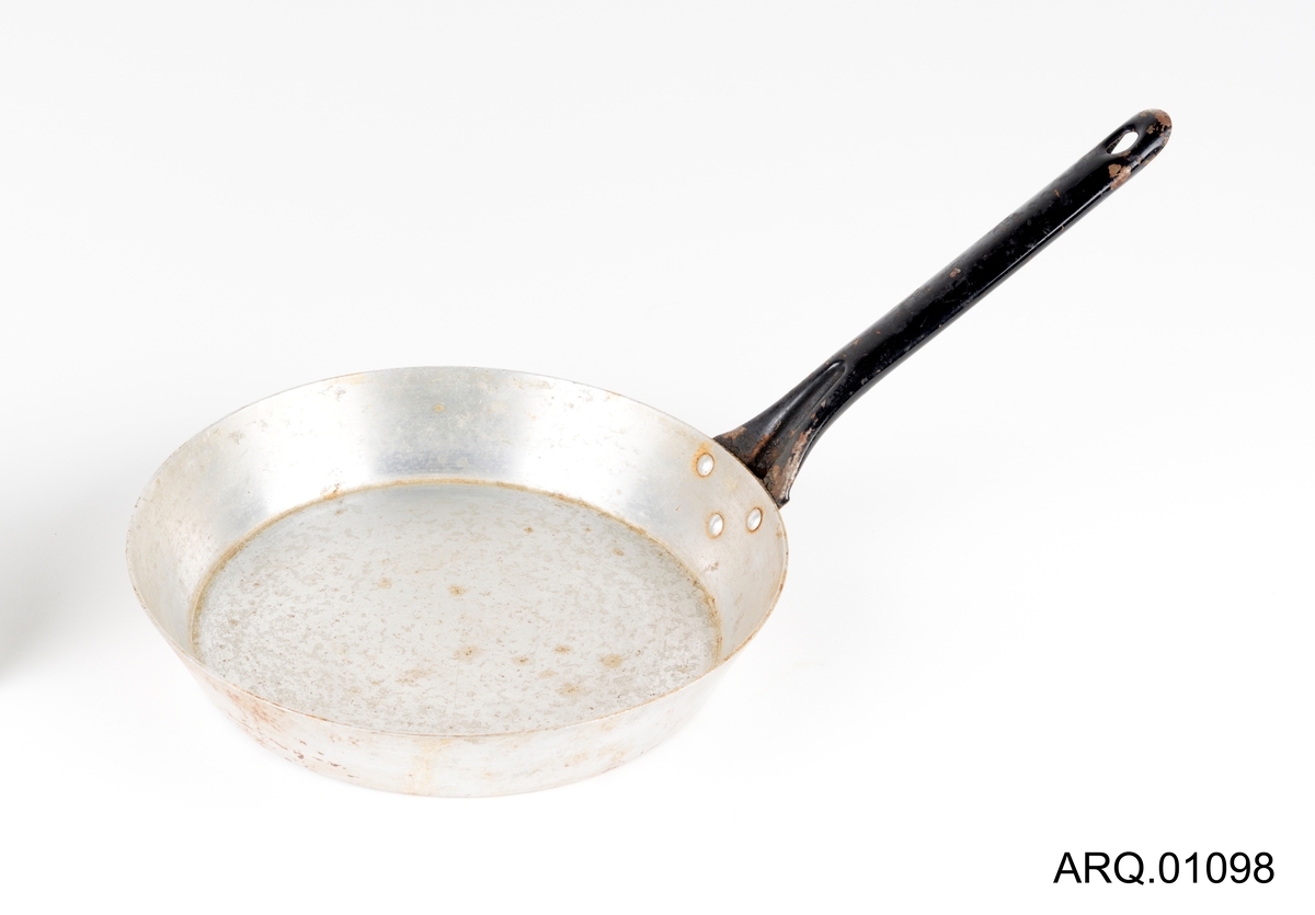 Sølvfarget Stekepanne med svartlakkert håndtak. Litt ekstra høy kant som passer til et feltkjøkken. Håndtaket er festet med metallnagler