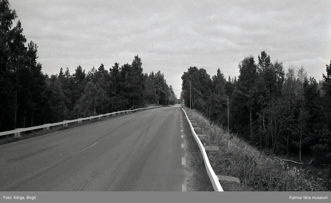 Bro över före detta industrispår mellan Klämna och Sörbo på gamla riksväg 15 i Oskarshamns kommun. Foto, vägmiljö från söder.
