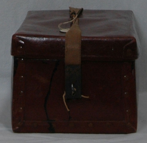 Verktygsväska, unikabox, medförd av Hedvig Ulfsparre då hon hängde utställningar. Väskan innehåller ett antal verktyg samt en ask med etiketter, spik m.m. På asken står texten "Hammars konditori , Falun, Telefon 24" tryckt.