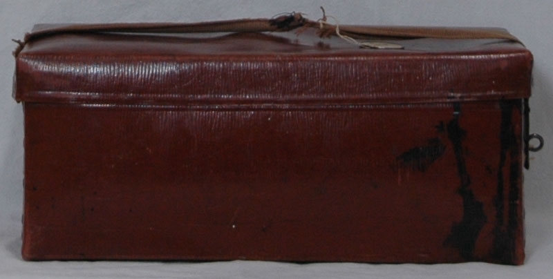 Verktygsväska, unikabox, medförd av Hedvig Ulfsparre då hon hängde utställningar. Väskan innehåller ett antal verktyg samt en ask med etiketter, spik m.m. På asken står texten "Hammars konditori , Falun, Telefon 24" tryckt.