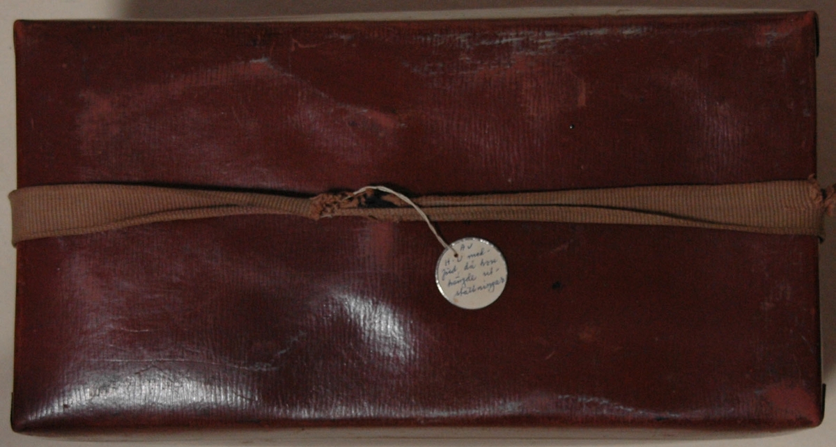 Verktygsväska, unikabox, medförd av Hedvig Ulfsparre då hon hängde utställningar. Väskan innehåller ett antal verktyg samt en ask med etiketter, spik m.m. På asken står texten "Hammars konditori , Falun, Telefon 24" tryckt.