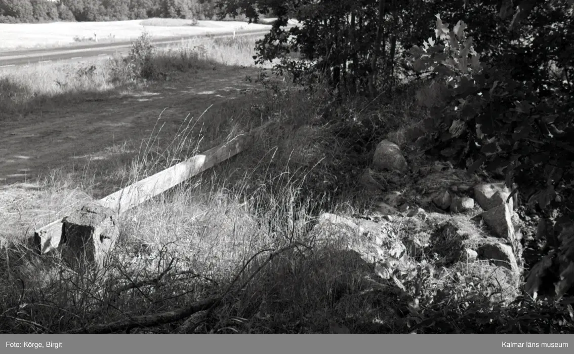 Bro över bäck intill E66 sydväst om Åserum i Mönsterås kommun. Foto, nedströms från söder.
