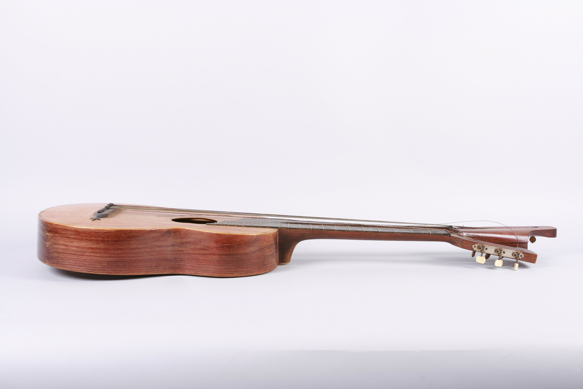 Gitar med dobbel hals. En hals med bånd og 6 strenger, 6 løssvingende strenger ved den andre halsen.