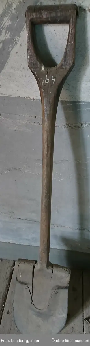 Spade gjord av trä med järnbeklätt blad