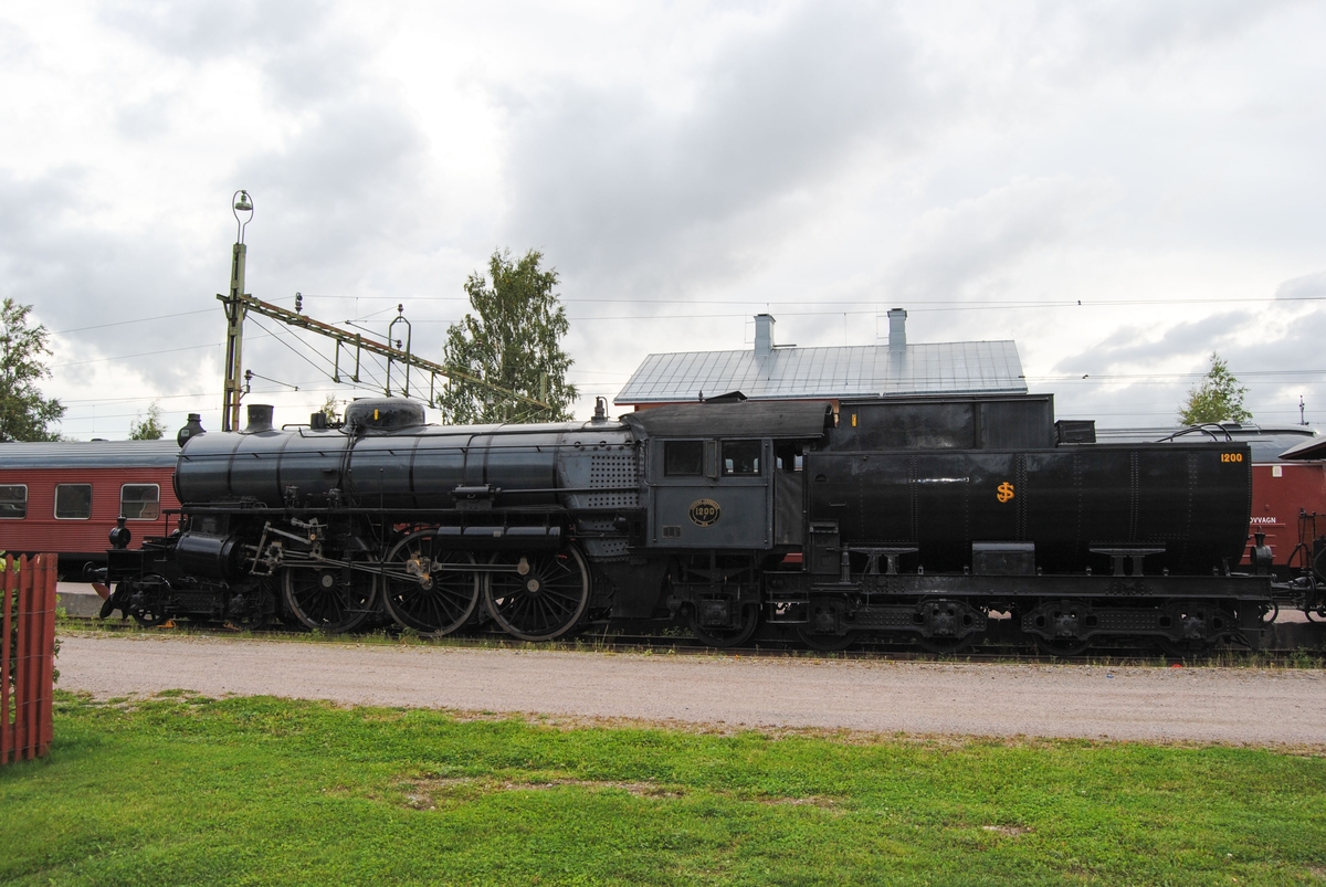 Ånglok F 1200.
Tillverkningsnummer: NH 1020. Överhettare W. Schmidts patent.
Längd: 21,3 m
Vikt: 142 ton
Höjd på drivhjulen: 1880 mm
Högsta tillåtna hastighet: 90 km/h framåt och 60 km/h bakåt
Effekt: 1550 hk
Kolförråd: 6,5 ton
Vattenförråd: 25 kbm

Se även F 1202, Jvm 20813.