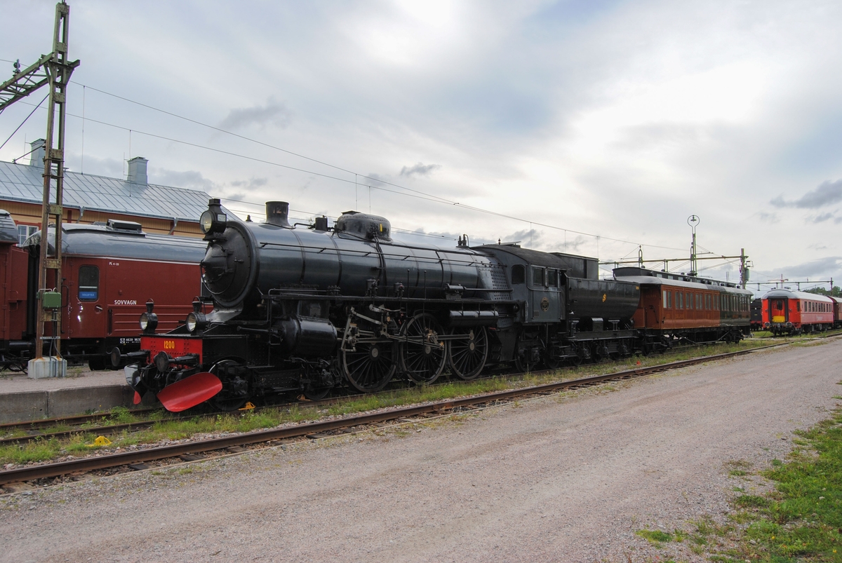 Ånglok F 1200.
Tillverkningsnummer: NH 1020. Överhettare W. Schmidts patent.
Längd: 21,3 m
Vikt: 142 ton
Höjd på drivhjulen: 1880 mm
Högsta tillåtna hastighet: 90 km/h framåt och 60 km/h bakåt
Effekt: 1550 hk
Kolförråd: 6,5 ton
Vattenförråd: 25 kbm

Se även F 1202, Jvm 20813.