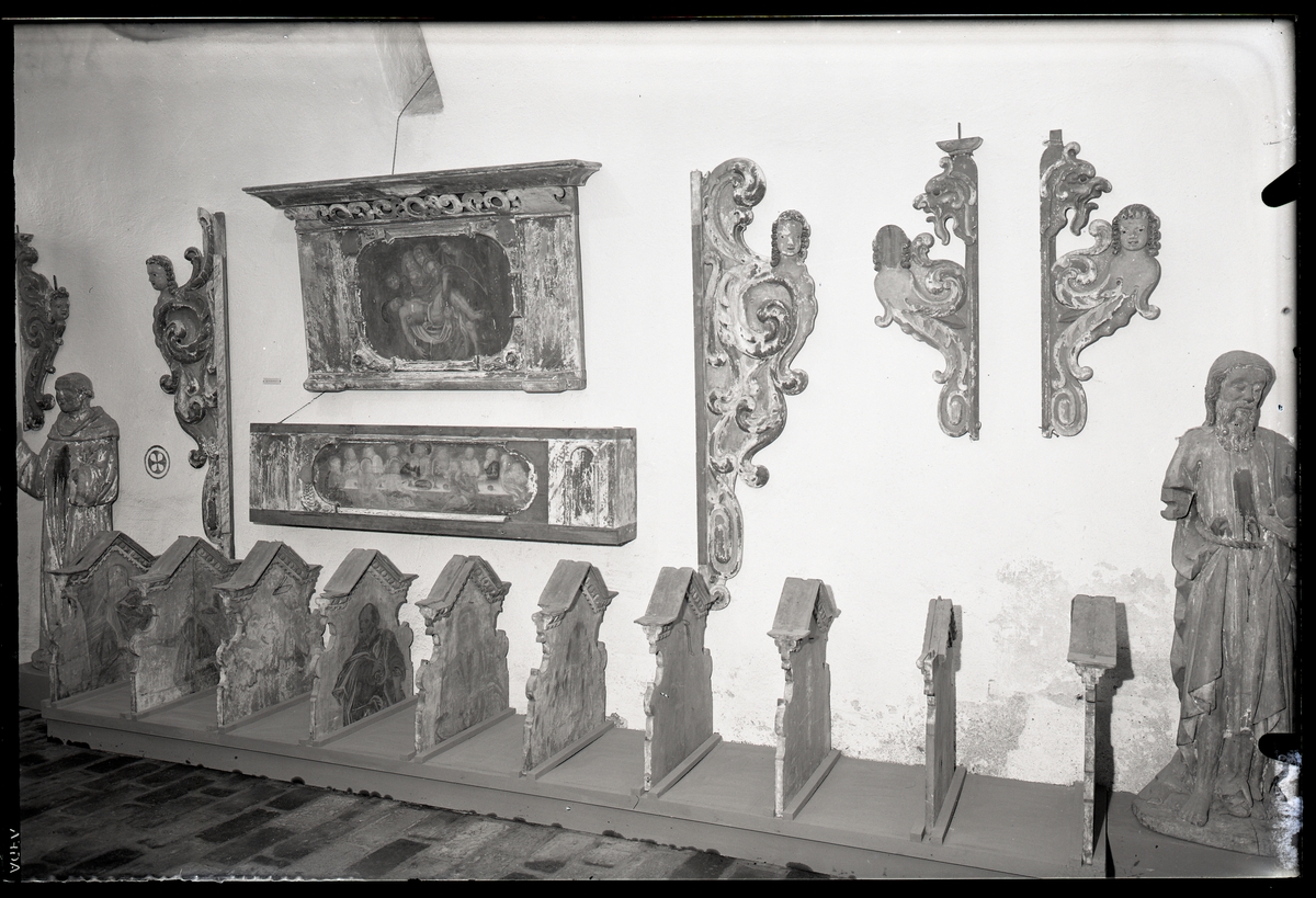 Bänkgavlar och altarprydnader, utställd på Västmanlands läns museum, Västerås slott, 1939.