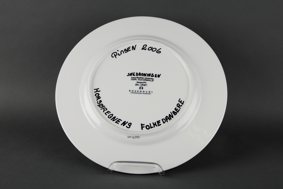 Et dansende par, et skip og et malteserkors. Logoen til Korsøregnens Folkedanslag.