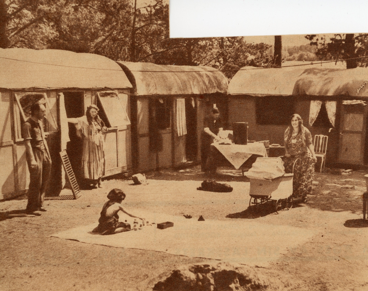 Bilden föreställer en del av Lilla SKöndalslägret i Stockholm, i mitten av 1900-talet. Lilla Sköndal brukar beskrivas som det första av de uppsamlingsläger som Stockholms Stad kom att iordningsställa i mitten av 1900-talet. Enligt tidskriften Zigenaren grundades lägret av Stockholms kommun år 1943 och kom senare att flytta till Tantolunden. Lägret i Lilla Sköndal låg vid en bergsknalle vid Skogskyrkogårdens södra del och år 1944 bodde här ett trettiotal personer. De boende i lägret fick hämta vatten hos några boende i närheten. I lägret arrangerades den första skolundervisningen för romer då Johan Dimitri Taikon efter att flera gånger ha sökt medel för undervisning beviljades 1500 kronor för att starta en ”försöksskola” 1943.