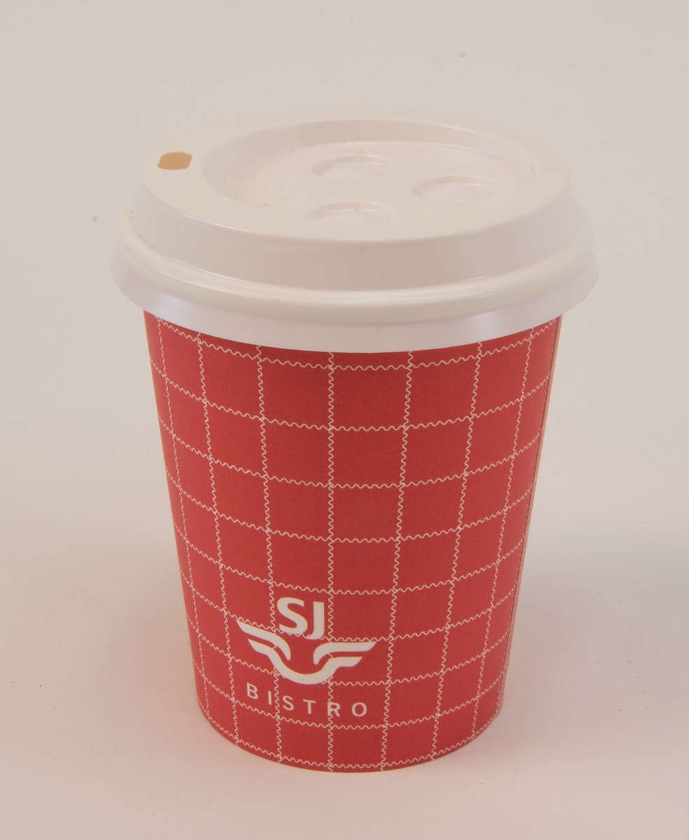 Pappersmugg för engångsbruk (:1), utvändigt röd med vitt rutmönster, med löstagbart vitt plastlock (:2). De vita ränderna som bildar rutmönstret är vågiga. På muggens ena sida står det "SJ BISTRO" och på andra sidan reklam för kaffemärket Arvid Nordquist Classic. På plastlocket finns tre stycken runda välvda "knappar" som går att aktivera för att ange om kaffet är koffeinfritt (decaf), innehåller mjölk eller grädde (cream) eller är svart (black). På locket finns även tillverkarens namn "Tingstad".