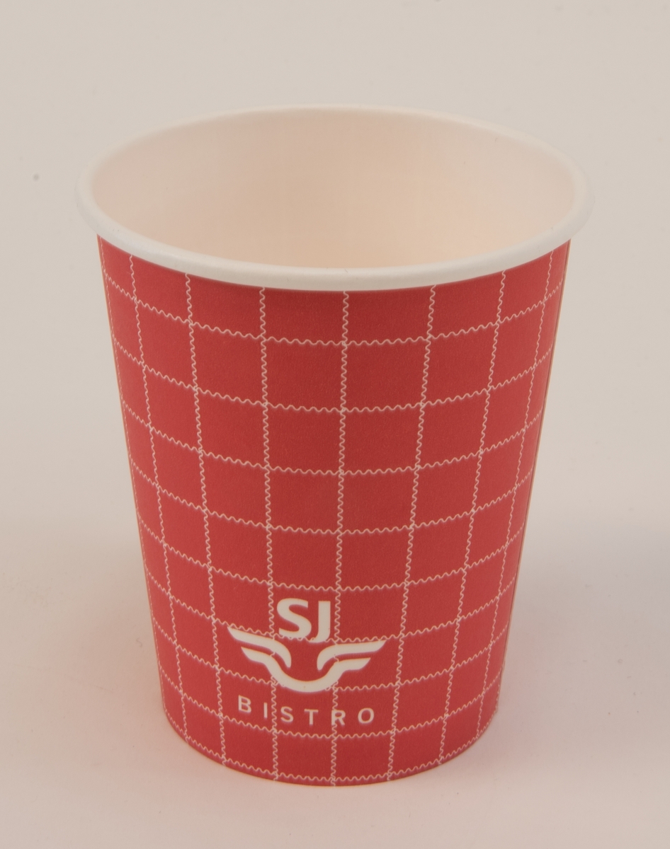 Pappersmugg för engångsbruk (:1), utvändigt röd med vitt rutmönster, med löstagbart vitt plastlock (:2). De vita ränderna som bildar rutmönstret är vågiga. På muggens ena sida står det "SJ BISTRO" och på andra sidan reklam för kaffemärket Arvid Nordquist Classic. På plastlocket finns tre stycken runda välvda "knappar" som går att aktivera för att ange om kaffet är koffeinfritt (decaf), innehåller mjölk eller grädde (cream) eller är svart (black). På locket finns även tillverkarens namn "Tingstad".