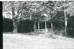 Tillberga sn, Västerås kn, Hedensberg.
Paviljong vid Hedensbergs gård, 1986.