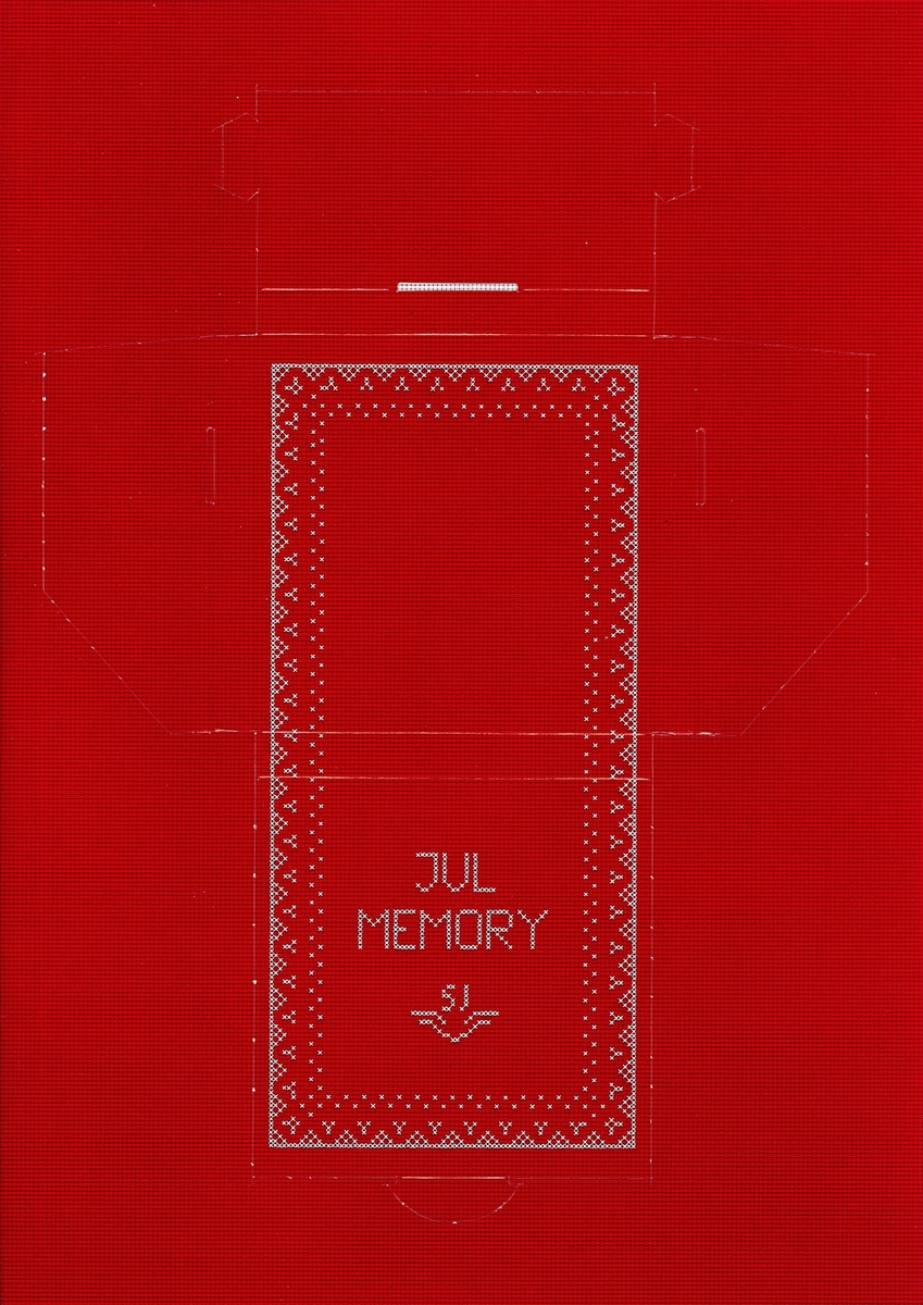 Ett vikt ark med en förvaringsask med texten "JULMEMORY SJ"på framsidan att trycka ut och vika och på baksidan spelregler och instruktion för vikningen. På andra halvan av det vikta arket finns motivsidan av spelkorten till ett memory som går att trycka ut.
Spelkorten är vita med olika julmotiv i rött. Ett par har motiv av fronten av ett snabbtåg. Nedanför spelkorten står det "Tryck försiktigt ut korten ur arket." Baksidan av memoryt är röd med SJ logotyp i vitt på varje spelkort. Motiven samt logotypen är utförda som i korsstygn på en väv. Trycksaken är miljömärkt.