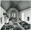 Tillberga sn, Västerås kn, Tillberga.
Interiör av Tillberga kyrka med präst och kyrkobesökare, 1979.