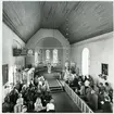 Tillberga sn, Västerås kn, Tillberga.
Interiör av Tillberga kyrka med präst och kyrkobesökare, 1979.