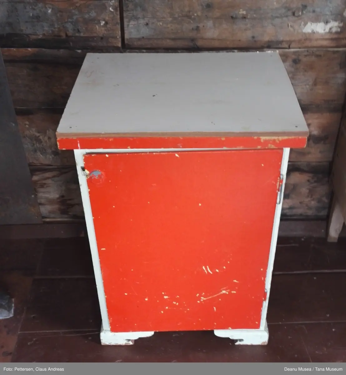 Brukt som vaskebenk i hytta når den sto i Alleknjarg. Oppå lå det et vaskefat.