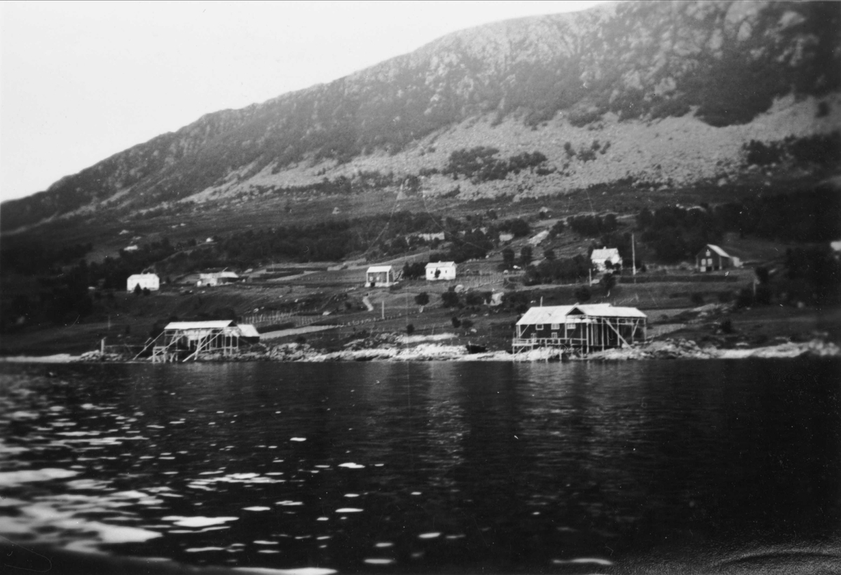 Nothjeller og brygger på Gunnesdal i Godfjorden.