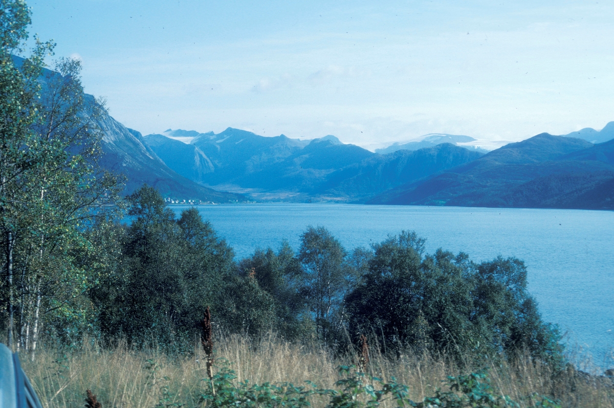 Meløy, 1983 : Utsikt innover en fjord, bildet er antagelig tatt i Bjærangsfjorden mellom Engavågen og Halsa.