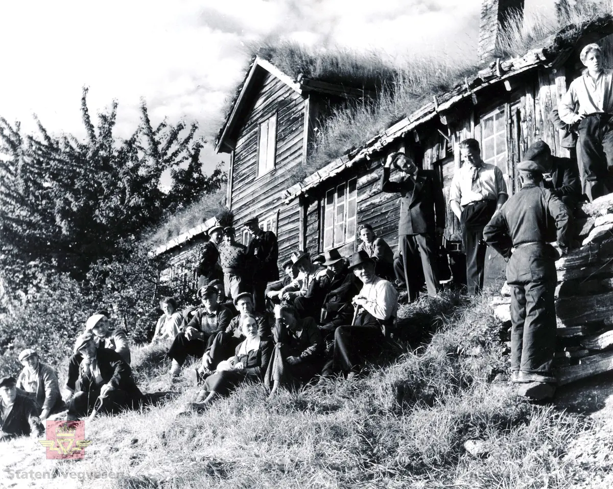 Riksveg 650 (gamle riksveg 58) mellom Sjøholt i Ørskog og fergestedet Linge i Norddal. 

Trolig sammenkomst under bygging av Stordalsvegen, 6/9-1954
(Kilde: Merking bak på bilde).

