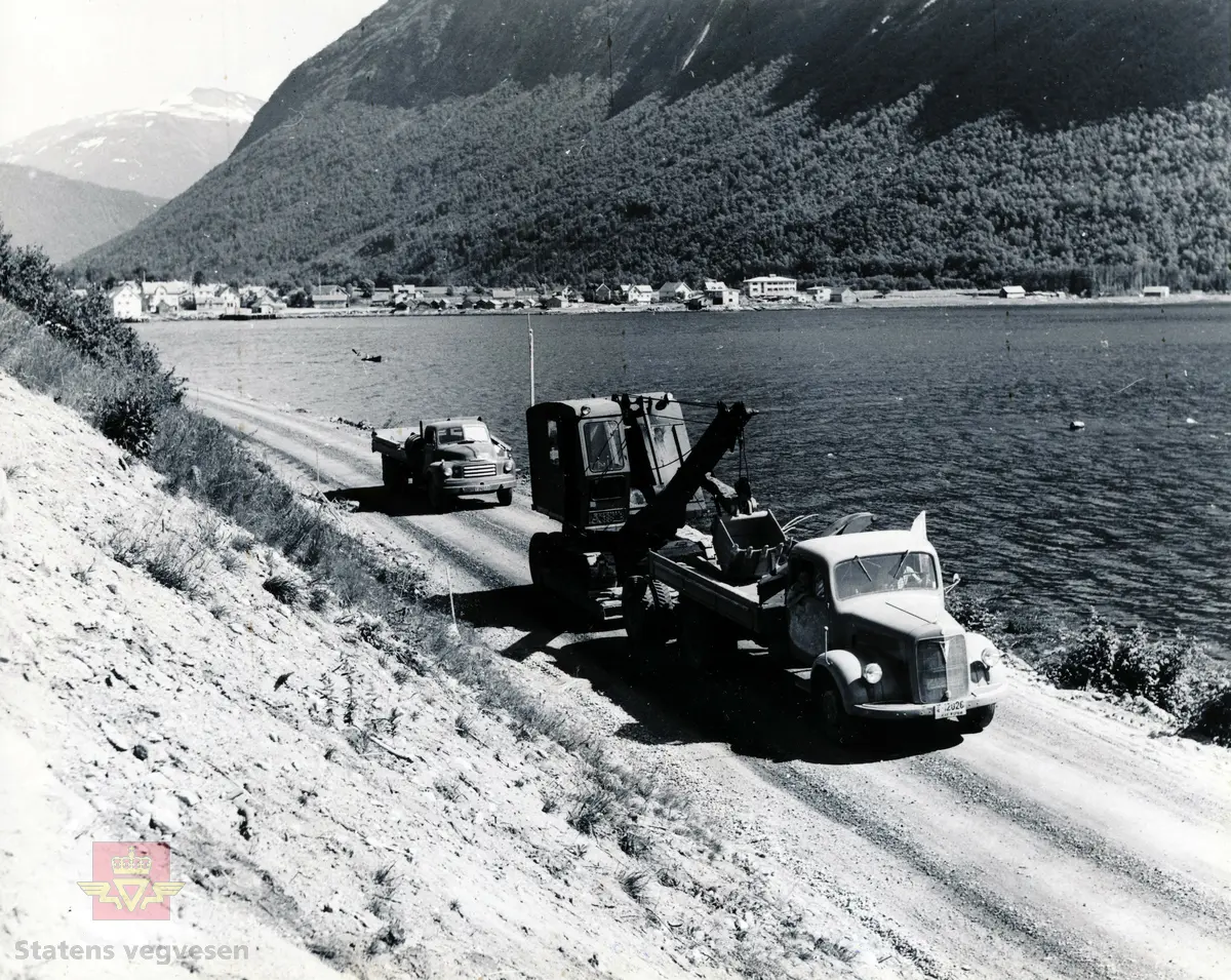 Riksveg 650 (gamle riksveg 58) mellom Sjøholt i Ørskog og fergestedet Linge i Norddal. 

Stordalsvegen mellom Dyrkorn og Stordal, september 1956 (etter at vegen åpnet 21/07-1956). Maskintransport. Tettstedet Stordal i bakgrunn
(Kilde: Informasjon bak på foto).
