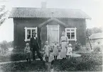 Tillberga sn, Västerås kn, Nibble.
Familjen Lindblad framför Karlsstugan. C:a 1913.