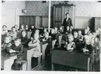 Tillberga sn, Västerås kn, Hedensberg.
Elever och lärarinna vid Hedensbergs skola, 1921.