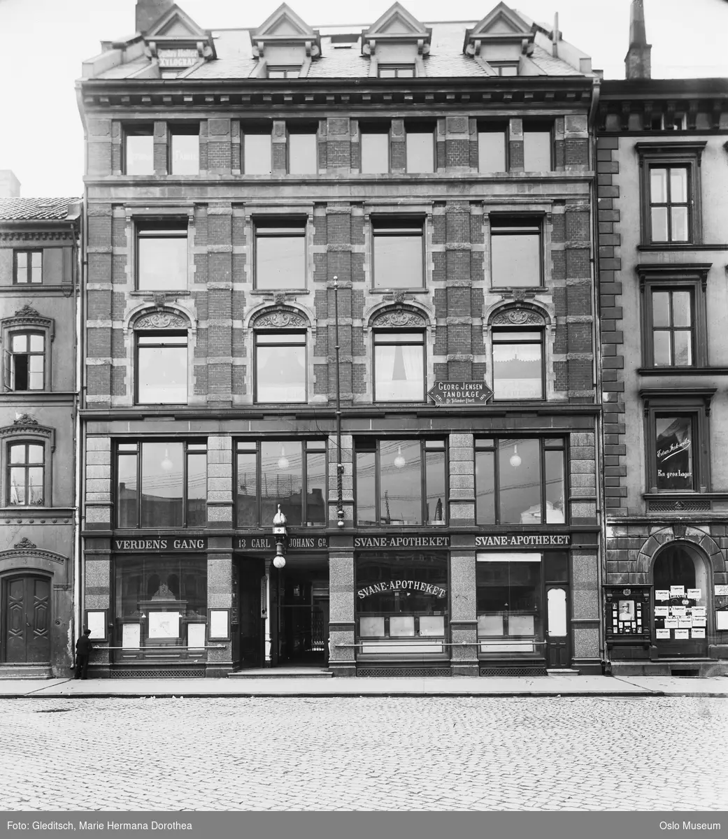 gate, forretningsgård, Svaneapoteket, Verdens Gang, fotograf Szacinskis utstillingskasse, mann