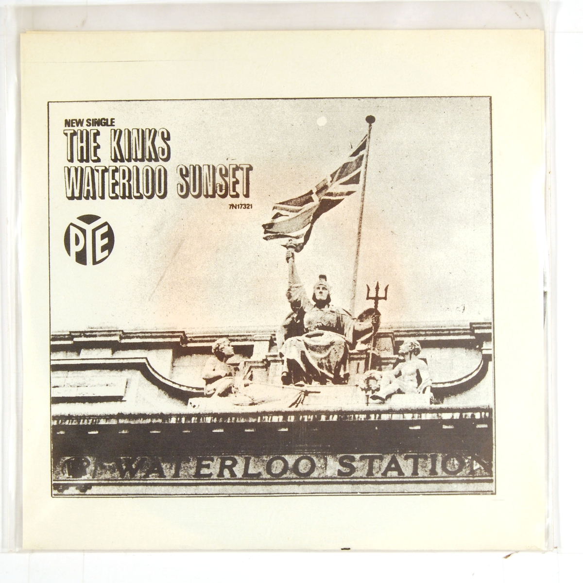 Bilde av heist flagg (Union Jack) og statuen som sitter over hovedinngangen til Waterloo Station i London.